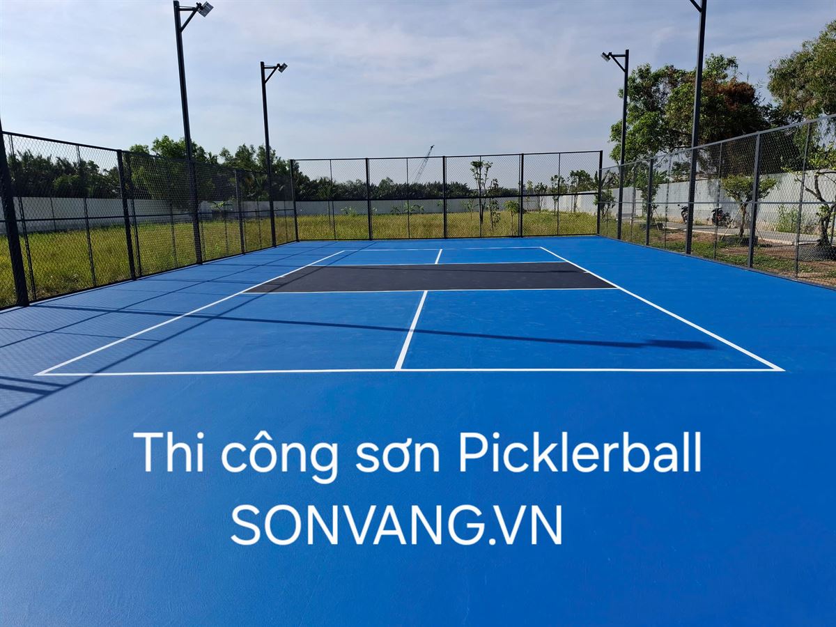 Sân Pickleball ngoài trời màu xanh do Sơn Vàng thi công